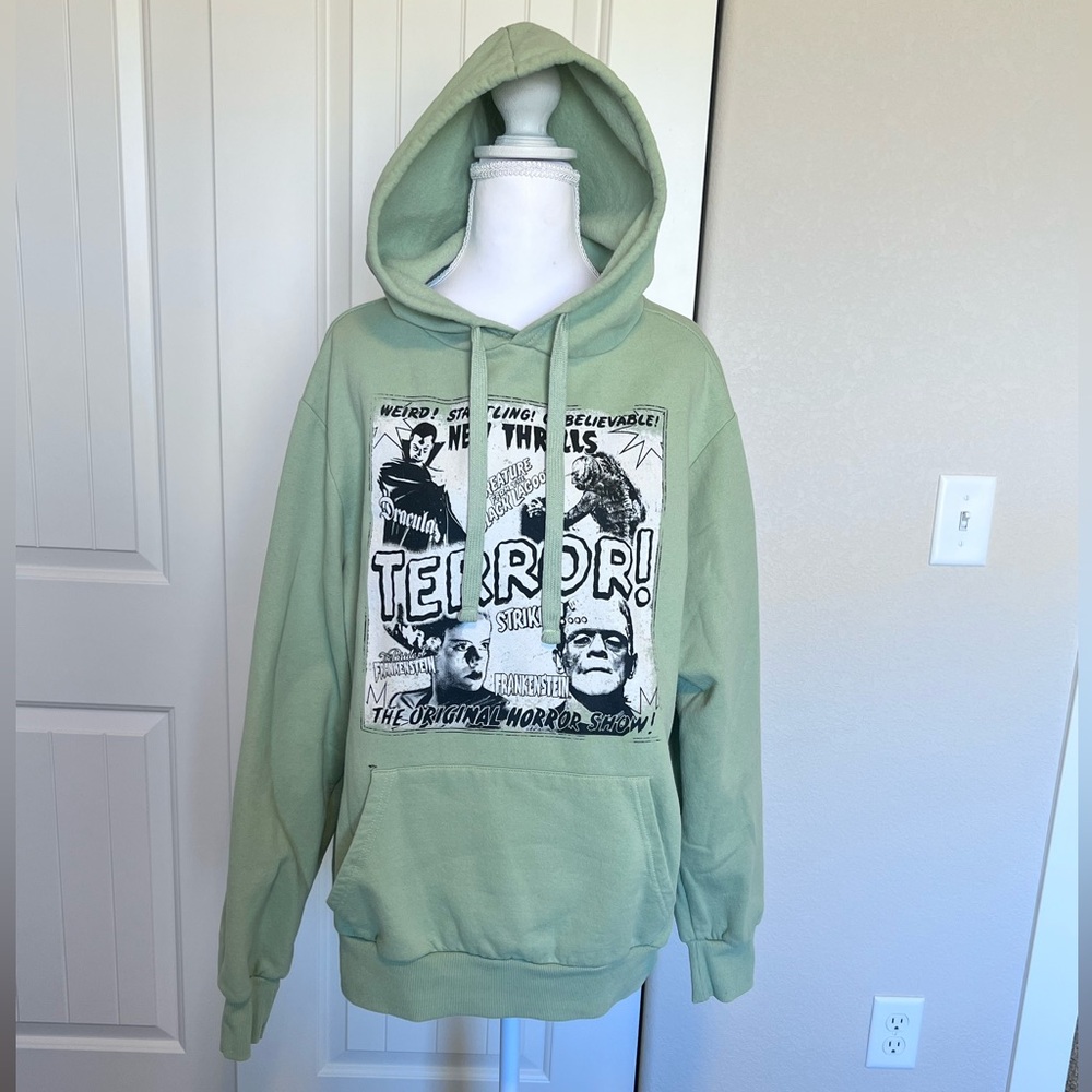 Universal Monsters Dracula
Frankenstein Creature Black Lagoon
Hoodie Sz Medium